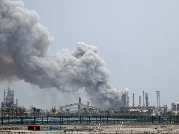 美國轟炸伊朗石化產業等民生設施。翻攝X@Babak Taghvaee