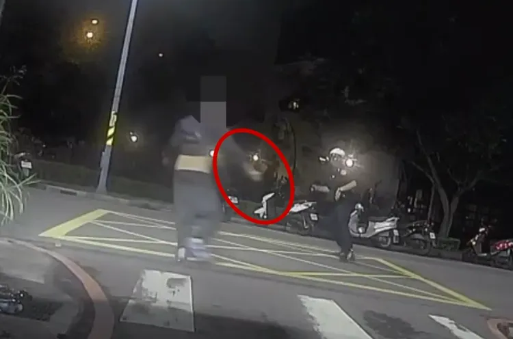 劉嫌搶奪計程車未遂後逃逸，拿出刀子對著追趕而來的警員揮砍，情況相當危急。翻攝畫面