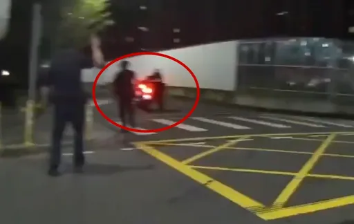 好驚險！新北毒蟲拒捕持刀大馬路揮砍　勇警騎車撞人制伏畫面曝　