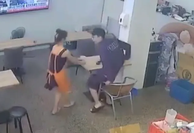 美女老闆娘送餐前，男子還很正常，離開後該男就「情不自禁」。翻攝自「愛新莊我是新莊人」臉書社團