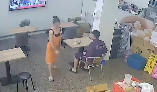 眼鏡男闖豆漿店尻槍　網熱議：闆娘很美...但也不能這麼變態