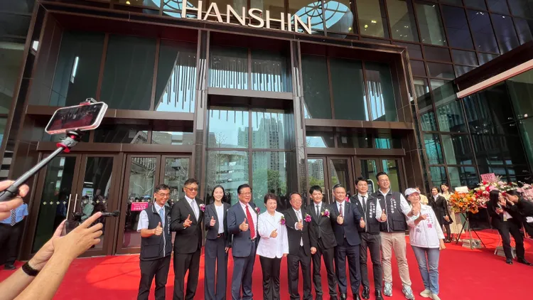 漢神洲際購物廣場今天開幕。鮮明攝