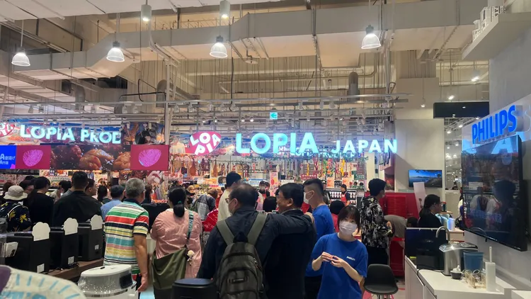 漢神洲際日本人氣超市LOPIA人潮多到要排隊進場。鮮明攝