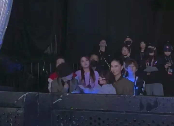 周杰倫小女兒坐在媽媽昆凌腿上，與奶奶葉惠美比手畫腳。翻攝小紅書