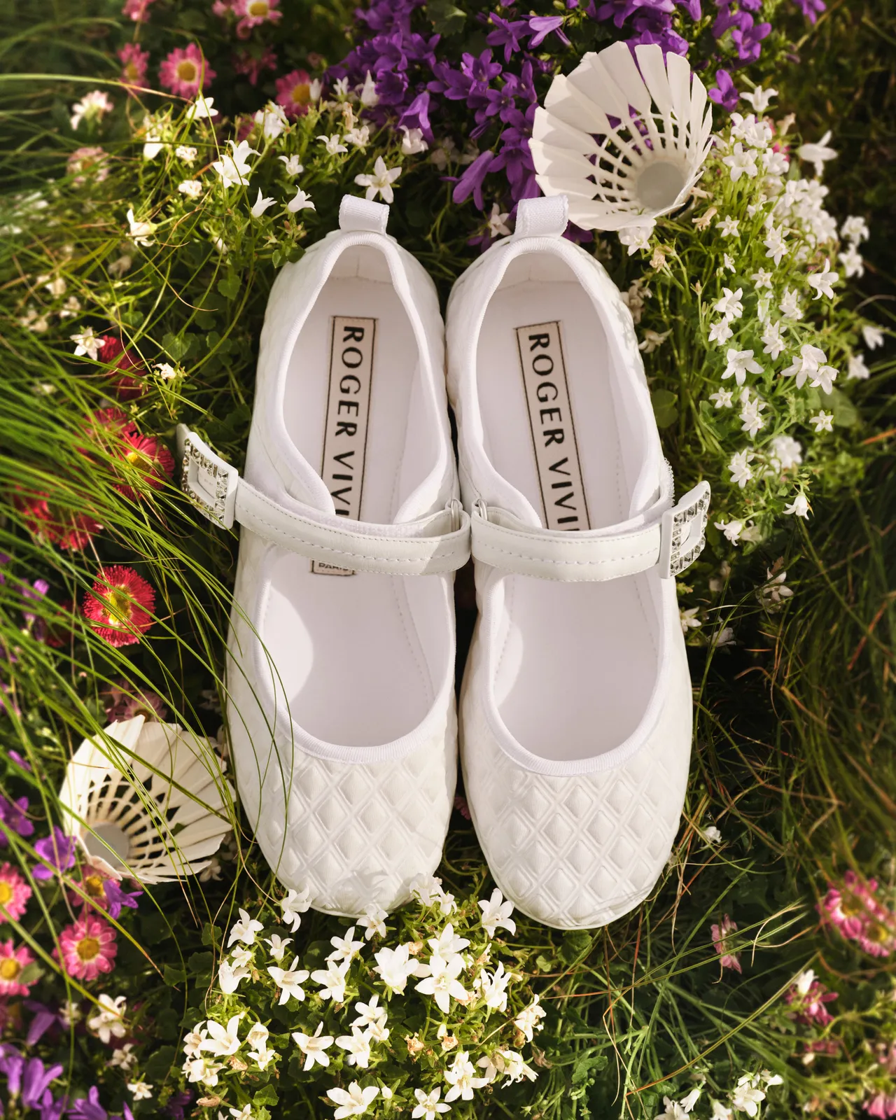 Flower Strass花鑽系列瑪莉珍鞋以精緻花鑽飾扣帶來奢華復古感。品牌提供