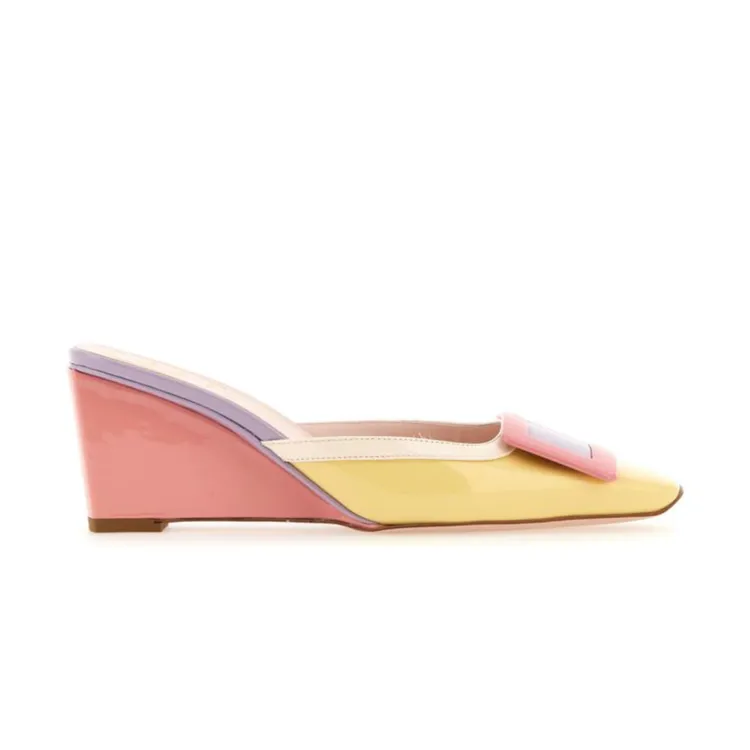 ROGER VIVIER Belle Vivier糖果色漆皮方扣楔型高跟鞋，3萬7600元。品牌提供