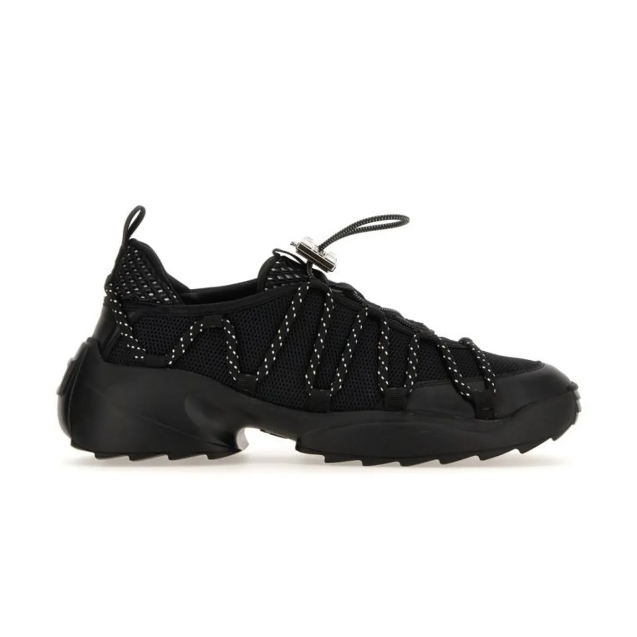 ROGER VIVIER Viv' Zag黑色科技布料鑽扣休閒鞋，4萬9600元。品牌提供