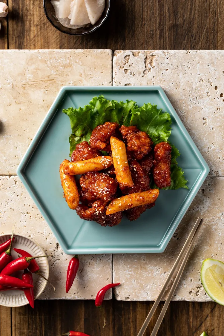 姜滿堂韓式炸雞年糕280元。業者提供