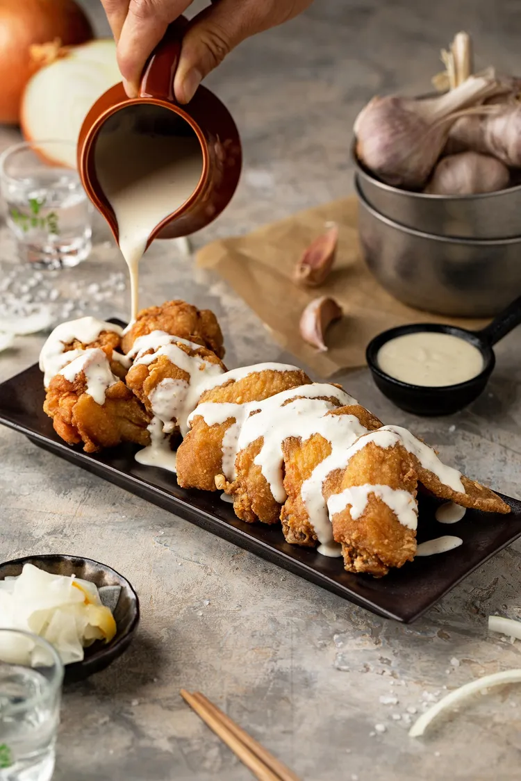 涓豆腐韓式炸雞(洋蔥白醬)358元。業者提供