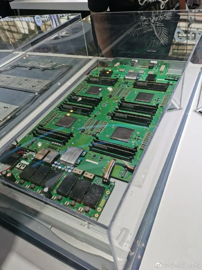 圖為中國國家超算中心的天河超算原型機。翻攝微博
