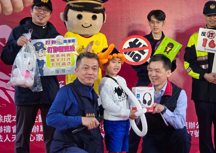 南港分局副分局長謝佾廷與孩童開心互動。警方提供