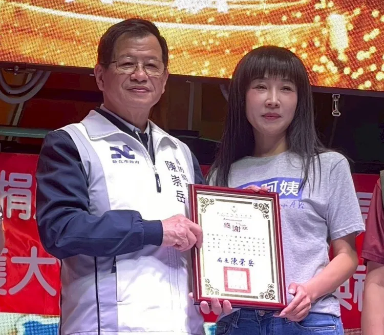 消防局長陳崇岳回贈引薦人市議員「林口阿姨」蔡淑君感謝狀。翻攝畫面