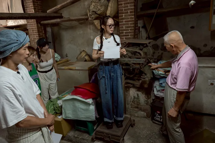 孫淑媚站上日治時期留下的秤驗證體重是否謊報。公視台語台提供