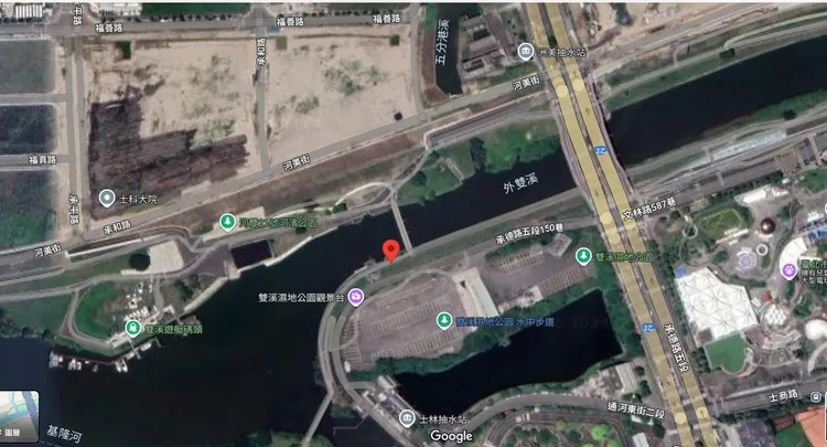 雙溪河口河雙21鐵便橋旁上下游兩側。翻攝畫面