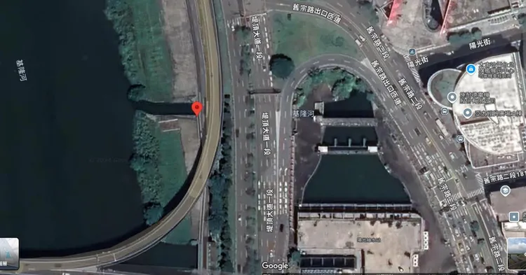 基隆河右岸陽光抽水站排放水路上下游兩側。翻攝畫面