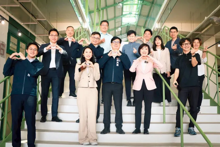 何欣純2日偕同台中市議會民進黨團到高雄市政交流。翻攝畫面