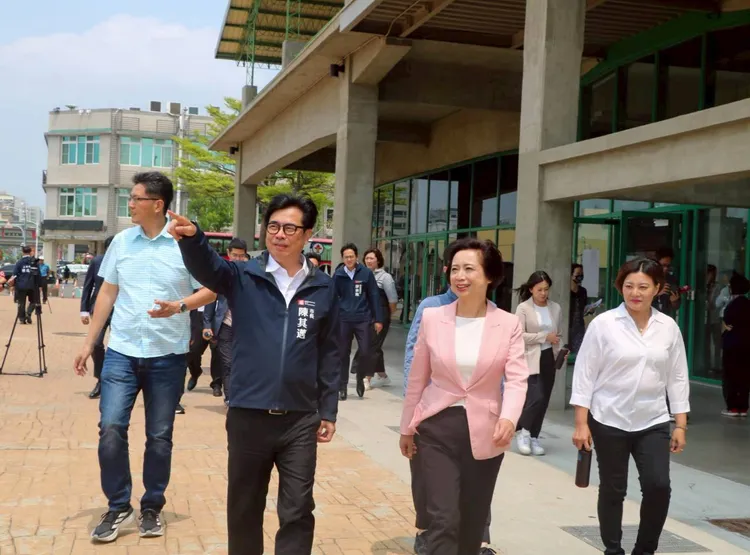 何欣純2日偕同台中市議會民進黨團到高雄市政交流。翻攝畫面