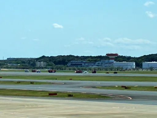 小飛機落地「衝過頭」　成田機場緊急關閉跑道