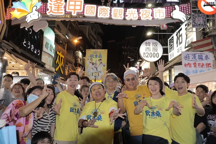 李國煌（左起）、許效舜、導演張清峰、李銘順、章家瑄、林毓家前往台中逢甲夜市。萬騰文化創意提供