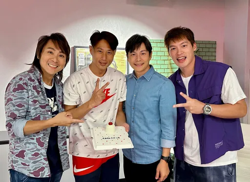 5566躲桌下製造驚喜！　迎小刀48歲生日反成反效果