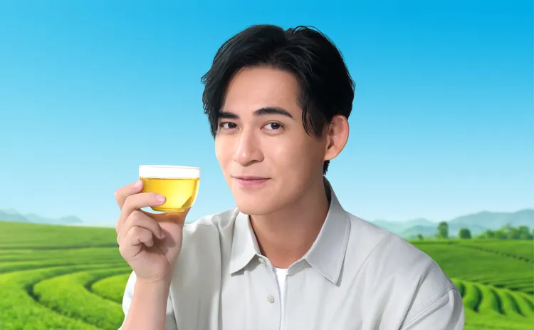 連日下雨，周渝民直到拍廣告當天竟奇蹟放晴。御茶園提供