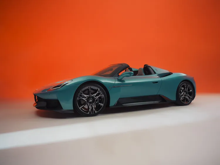 在設計層面MCPURA延續Maserati一貫的義式雕塑語彙，以流暢且富張力的線條勾勒車身輪廓，將空氣力學與美學完美融合。原廠照片