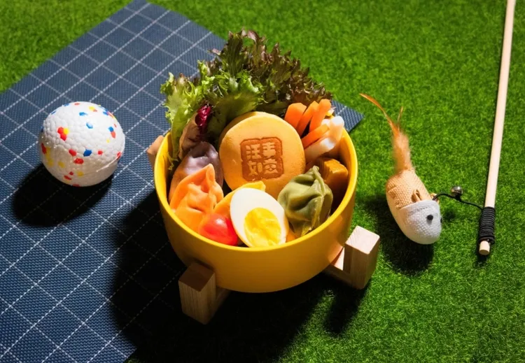 嘉義福容voco酒店推出專為毛孩設計的「活力寵物元氣飽飽餐」，每份售價380元+10％。業者提供