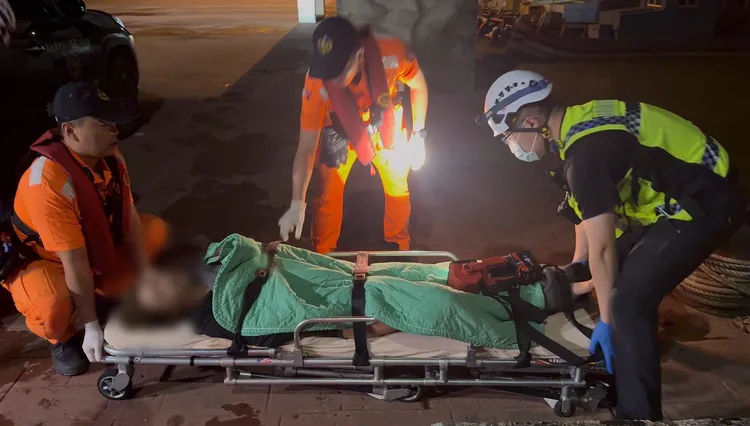 救護人員將女子送醫。民眾提供