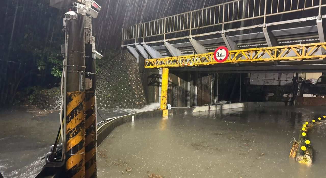 新竹地下道深夜淹水 保全「車身擋水」!里長曝最新狀況