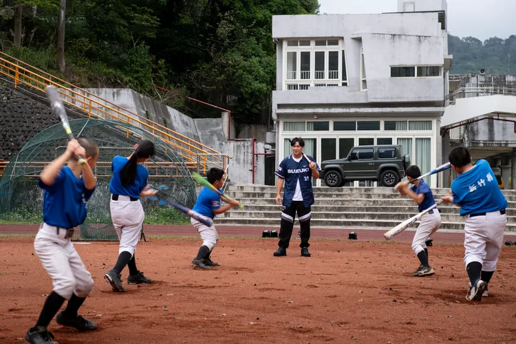林立親自指導學童基礎投打動作，透過實際互動提升孩子們對棒球運動的興趣與參與度。業者提供
