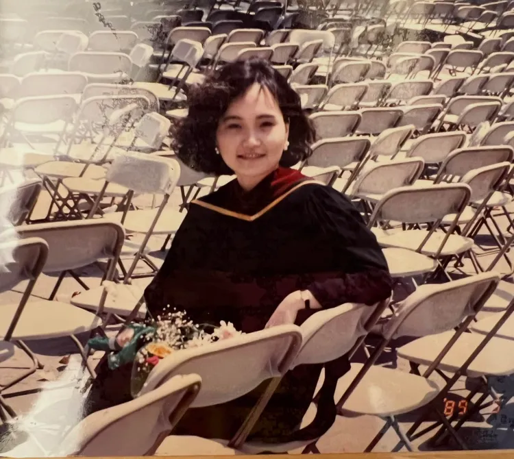 沈春華PO出美國南加大媒體管理碩士班畢典照，稱是自己人生的另一場主動出走。翻攝沈春華臉書