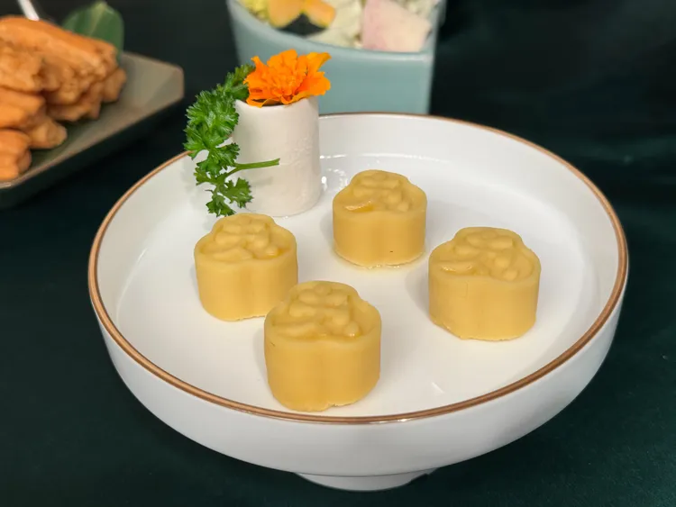 今年甜點推出獨創青花椒風味的青韻椒香綠豆糕，打造鹹甜交織、香麻回韻細緻尾韻。業者提供