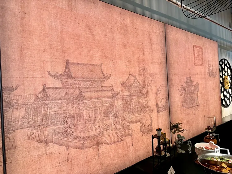 品牌與故宮當季特展同步，將燈光編程與古畫結合，以白天到黑夜五種場景燈光秀，呈現古人看龍舟競渡等日常生活。業者提供