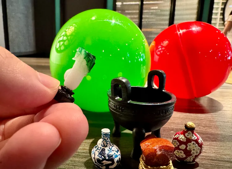 復刻故宮文物打造扭蛋組合，凡消費聯名雙人或四人套餐，就有機會獲得迷你文物磁鐵。業者提供