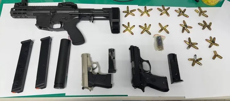 警方搜出長槍1把、短槍2把、子彈67發、霰彈1顆。民眾提供