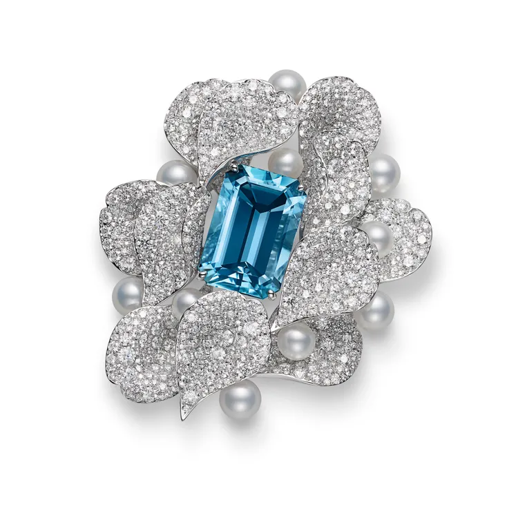 MIKIMOTO頂級珠寶系列Les Pétales海水藍寶珍珠造型胸針。品牌提供