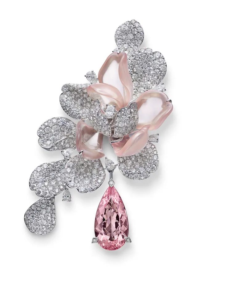 MIKIMOTO頂級珠寶系列Les Pétales摩根石造型胸針。品牌提供