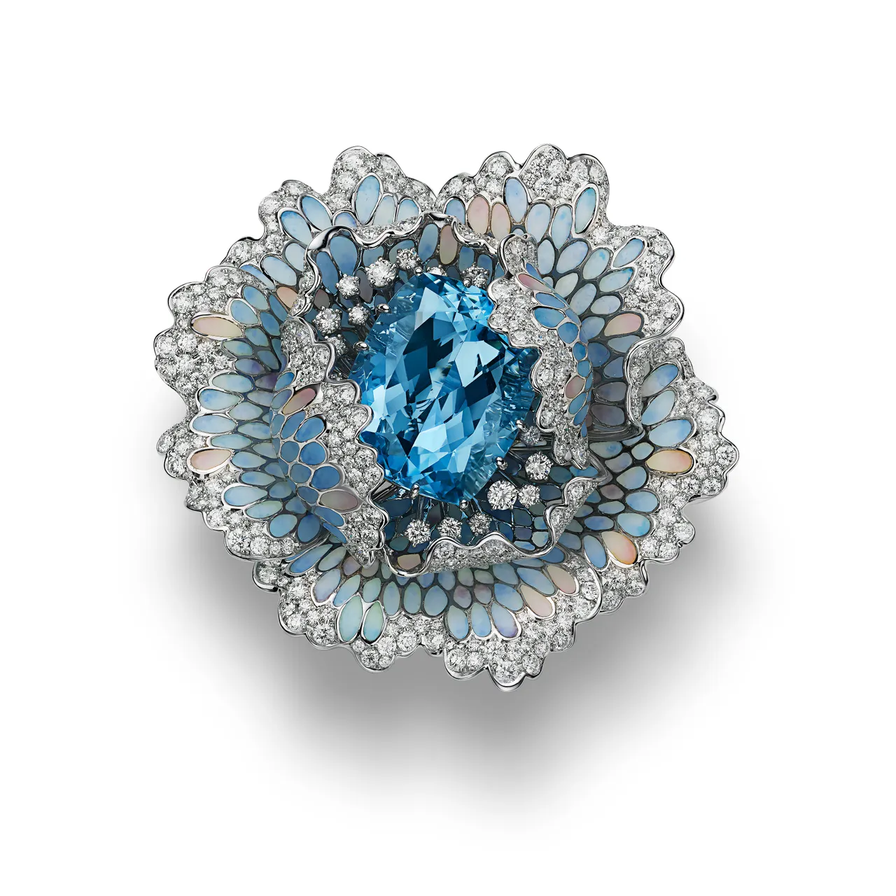 MIKIMOTO頂級珠寶系列Les Pétales海水藍寶石造型胸針。品牌提供