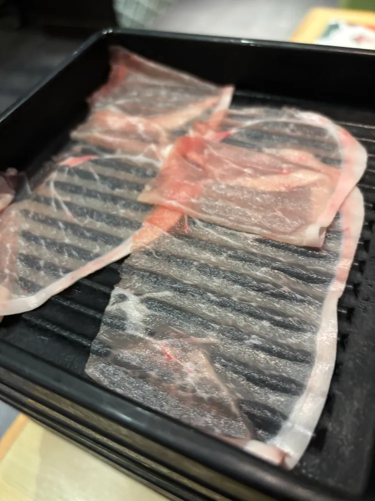 網友對超薄肉片感到好氣又好笑。翻攝自X @TOTISUKE274389