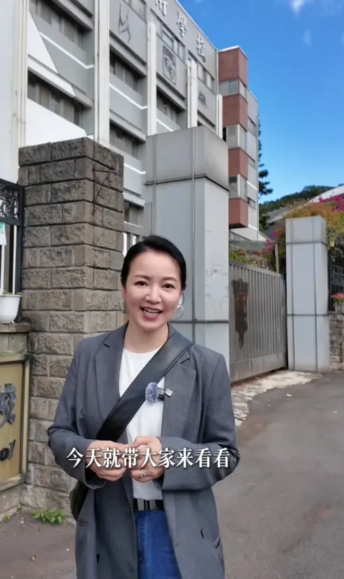 阿雅畢業後31年重回母校華岡藝校。翻攝阿雅小紅書