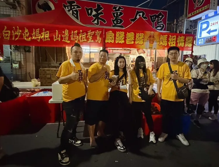 直播主「舍舍帶你發」號召在地友人，從台南專程北上，替香燈腳加油打氣。饅頭丸提供