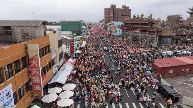 直播主「舍舍帶你發」跟友人，今天就在北港武德宮對面發放物資。古哥空拍法人提供