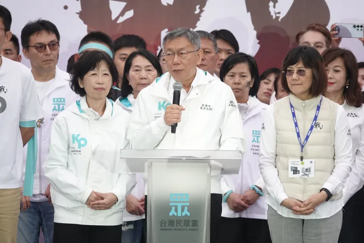 柯文哲尚未明確表態是否開鍘李貞秀，但提及擺脫一人政黨、走向真正政黨。莊宗達攝