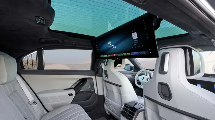 後座維持31.3吋Theater Screen娛樂系統，同時提供最多36支揚聲器的Bowers & Wilkins音響系統。原廠照片