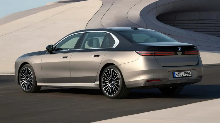 車尾改採更細長的橫向尾燈設計，整體視覺較現行車款更俐落。原廠照片