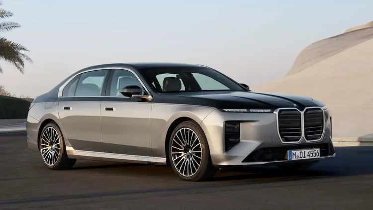 雙腎型水箱護罩改採更直立的輪廓，並保留發光飾條設計。原廠照片