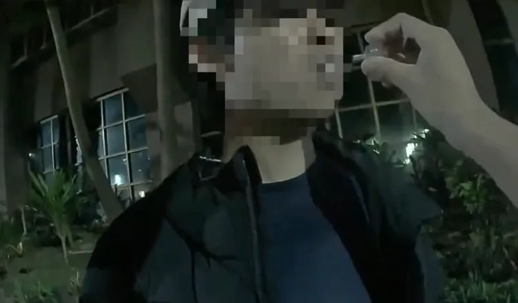 神情恍惚的李嫌進行毒篩，呈現俗稱喪屍毒品依托咪酯陽性。翻攝畫面