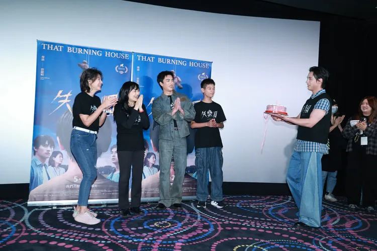 演員們幫導演慶生。攝影中心攝