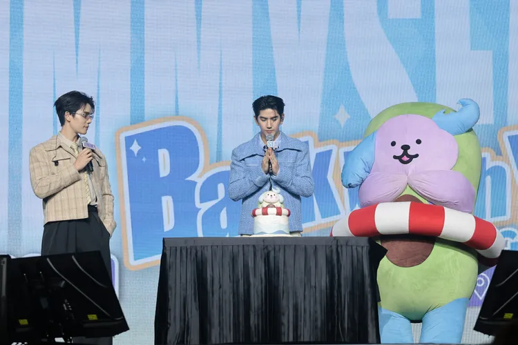 全場唱生日快樂歌，為Sea（中）補過生日。MY(:mine)提供