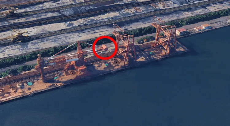 起重機前端圓柱形的配重塊(紅圈處）掉落砸中地面惹禍，圖為網友找出發生意外之前的照片。翻攝x@Setubi5_osaka